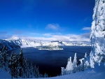 Nieve cubriendo el paisaje que rodea al lago