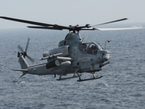 Helicóptero Bell AH-1Z Viper volando sobre el mar
