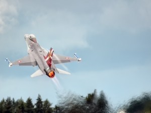 Postal: Caza F-16C Fighting Falcon despegando