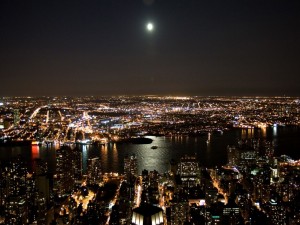 Postal: Luces y luna en la noche de una ciudad