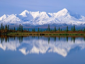 Postal: Impresionantes montañas nevadas reflejadas en el agua