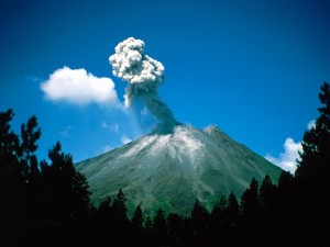 Postal: Humo saliendo del cráter del volcán