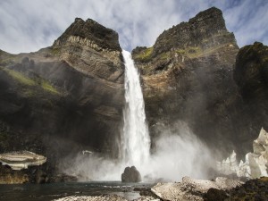 Inmensa cascada cae de las altas rocas