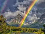 Un gran arcoíris junto a las montañas