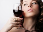 Hermosa mujer con una copa de vino tinto