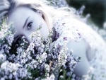 La mirada de una bella joven tumbada entre flores