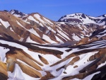 Montañas con zonas cubiertas de nieve