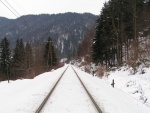 Vías de tren cubiertas de nieve