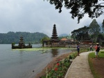 Turistas en el templo Pura Ulun Danu Bratan