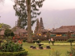 Elegantes jardines en Pura Ulun Danu Bratan (Bali )