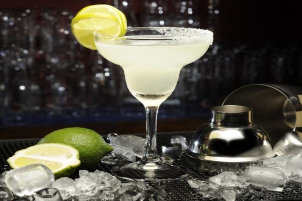 Cóctel Margarita con rodajas de limón en el borde de la copa
