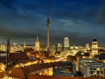 Edificios iluminados en la noche de Berlín
