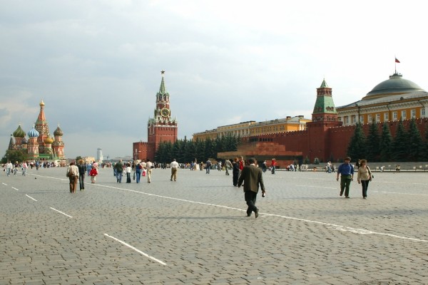 Turistas en la espectacular Plaza Roja de Moscú