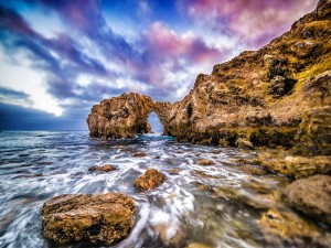 Un arco rocos en el mar