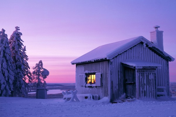Una cabaña cubierta de nieve helada