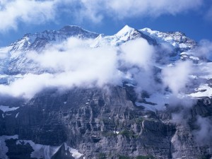 Postal: Nubes tapando la pared de la gran montaña