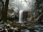 Maravillosa cascada en invierno