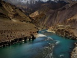 Majestuoso río entre montañas en la India