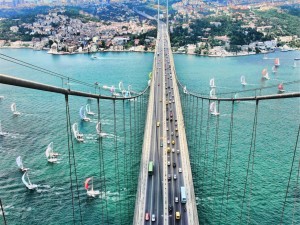 Puente con automóviles en Estambul, Turquía