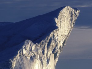 El sol calentando una pared del iceberg