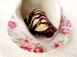 Bola de helado de vainilla cubierta de chocolate caliente