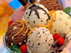 Postal: Bolas de helado con diferentes sabores en la misma copa