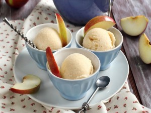 Un cremoso helado casero de manzanas