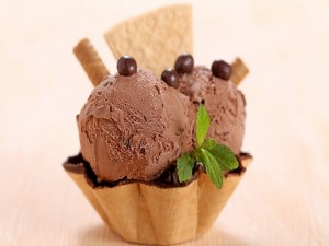 Bolas de helado de chocolate en una tulipa