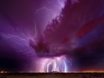 Noche violeta con tormenta eléctrica