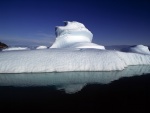 Iceberg flotando en las frías aguas