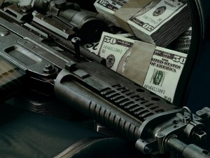 Billetes y un arma