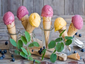 Postal: Espléndidos conos con helado en recipientes de vidrio