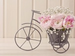 Original triciclo adornado con flores de color rosa
