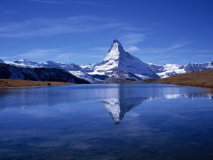 Postal: El monte Cervino reflejado en el lago
