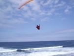 Parapente volando en la playa del Socorro, Los Realejos (Tenerife)