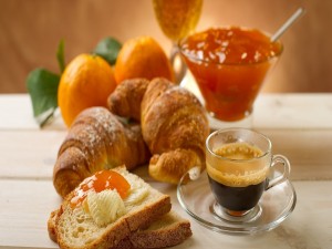 Tostadas con mermelada de naranja y café para el desayuno