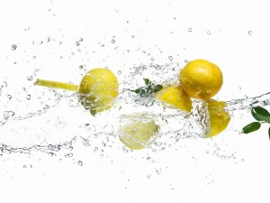 Postal: Limones bailando en el agua