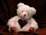 Adorable oso de peluche con un corazón