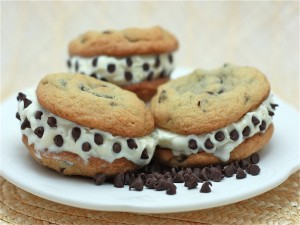 Sándwich de cookies con helado y chips de chocolate