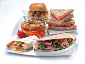 Postal: Sándwich en diferentes tipos de pan y con rellenos variados