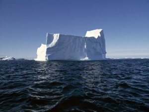 Postal: Observando un gran iceberg