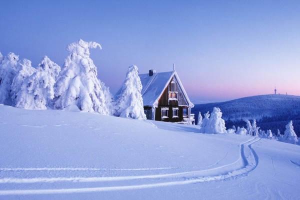 Una bonita casa en un paraje cubierto de nieve