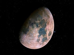 La hermosa Luna en el brillante espacio