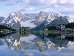 Las montañas y edificios reflejados en el lago