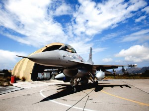 Postal: Un avión F-16 Fighting Falcon