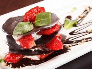 Postal: Milhojas crujiente de chocolate rellena de nata con fresas