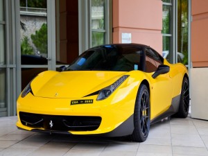Postal: Espectacular Ferrari de color amarillo