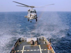 Helicóptero sobre el mar