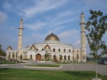 Mezquita con cúpulas doradas