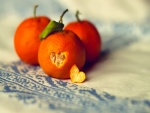 Mandarina con un corazón en su piel